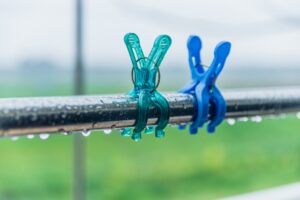 洗濯ばさみ　雨