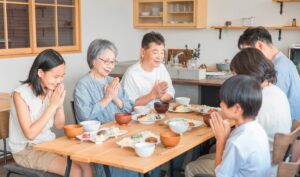 二世帯で食事するイメージ