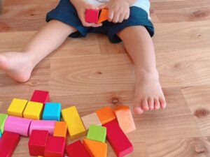 床に座る子供
