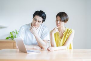 家探しに悩む夫婦