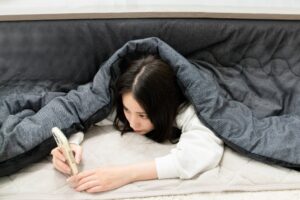こたつに入る女性