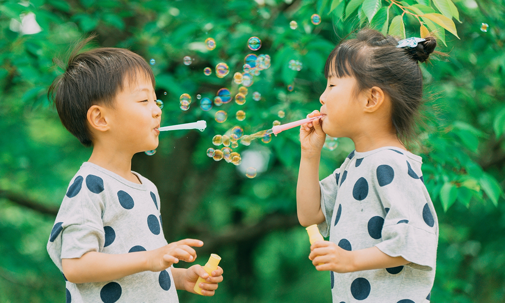緑の中で遊ぶ子ども