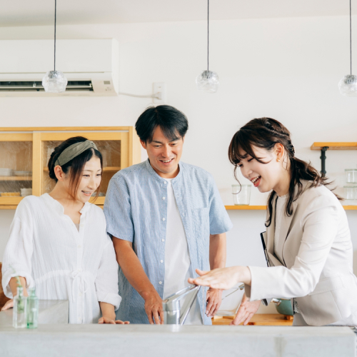 営業担当とモデルハウス見学イメージ
