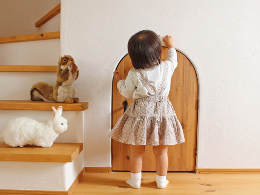 木の家で過ごす赤ちゃん