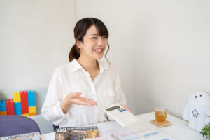 アドバイスをする社員