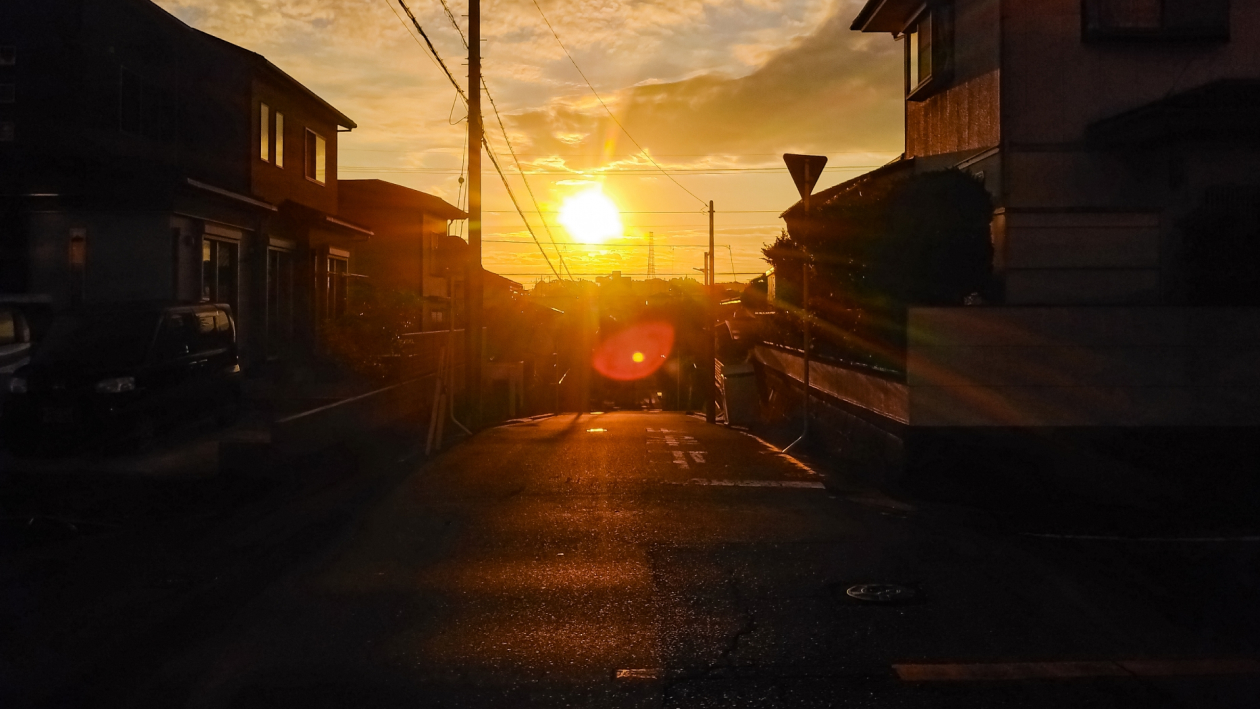 朝焼けの住宅路地